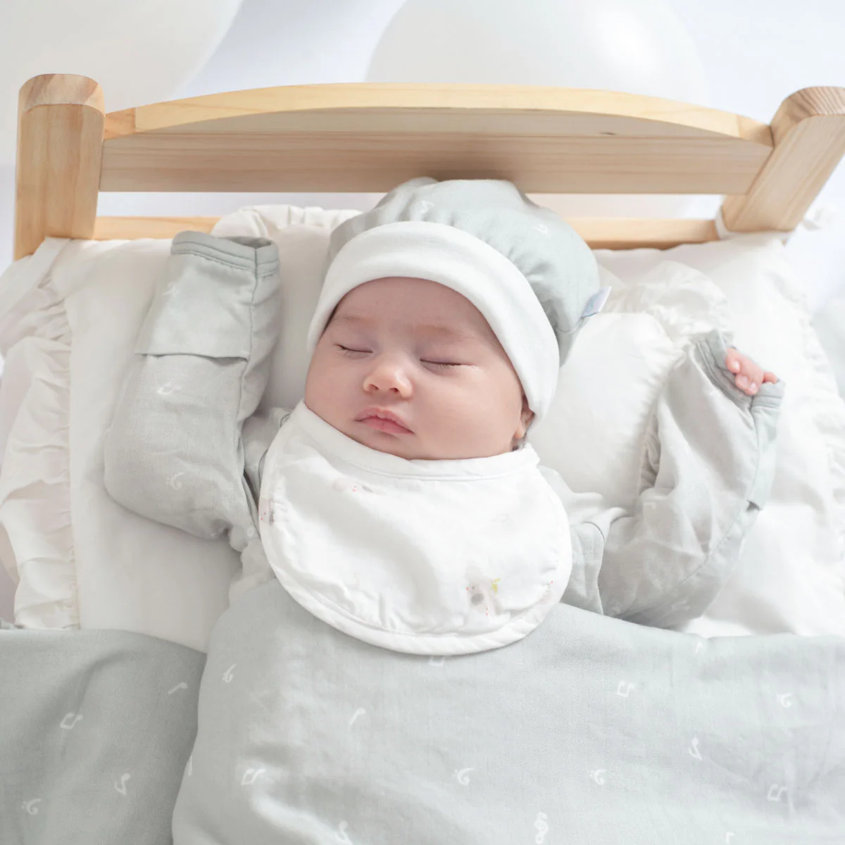 Granny Ben Tencel™ Muslin Newborn BIB - Image 3